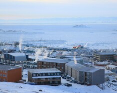 Les données d’un sondage auprès de 609 personnes habitant au Yukon, TNO et Nunavut indiquent une tendance en faveur de l’augmentation des dépenses militaires. — Courtoisie Pexels-Rigo Olvera