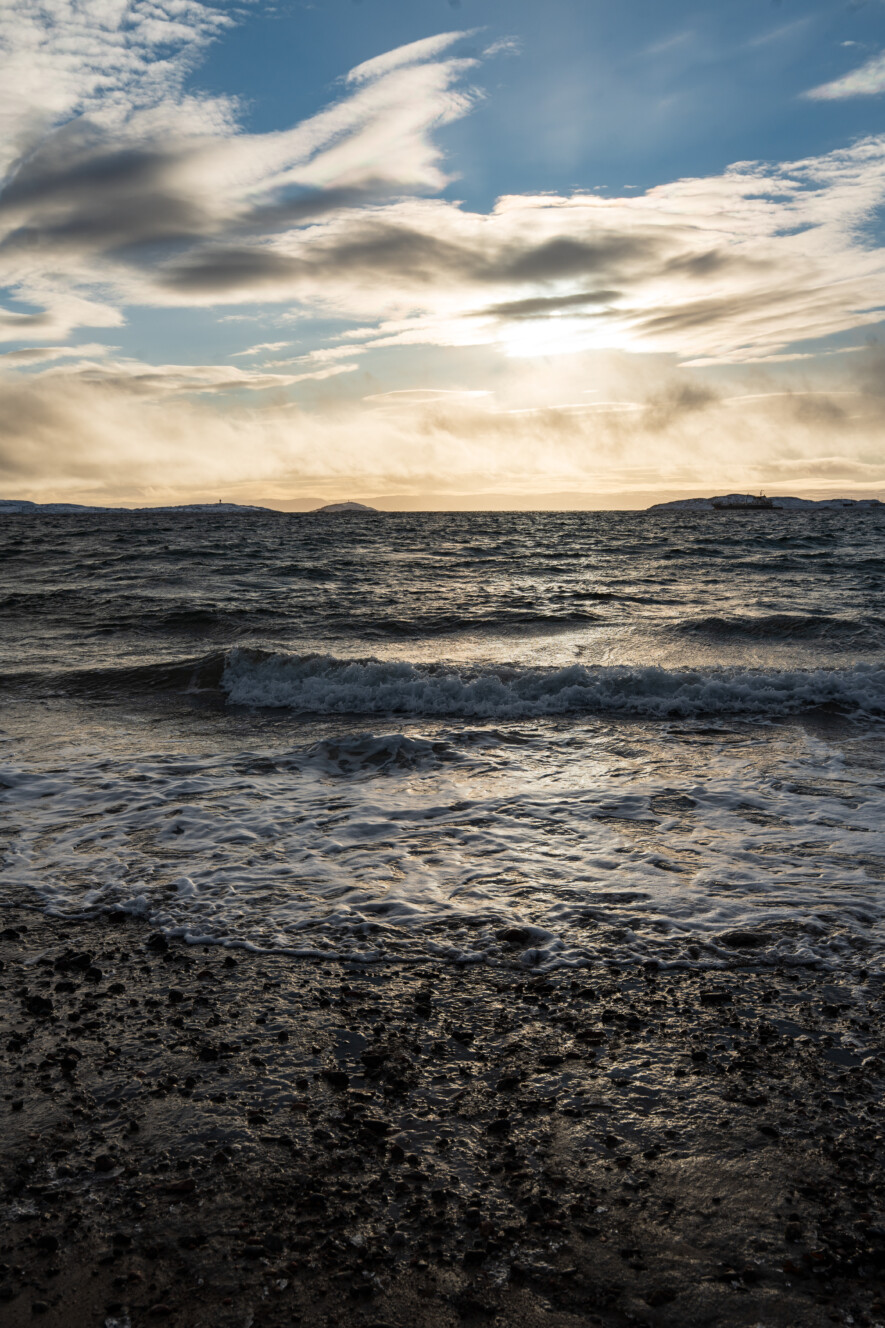 Des vagues dans la baie de Frobisher, mardi 11 novembre. — Crédit : Brice Ivanovic