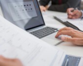 L’OIFC a identifié cinq obstacles systémiques auxquels font face les immigrants francophones : des barrières linguistiques, administratives, juridiques, financières et pour la reconnaissance des acquis professionnels.  — Crédit : Kampus Production – Pexels