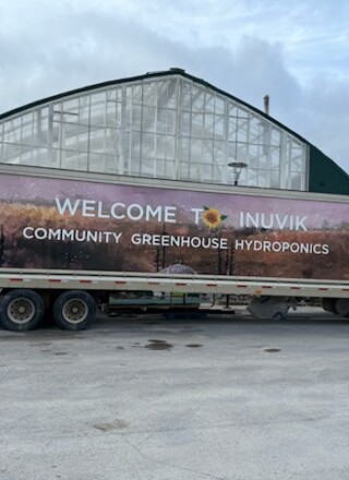 Une ferme hydroponique a été installée en 2021 à côté de la serre communautaire d’Inuvik. — Courtoisie - Peter Clarkson