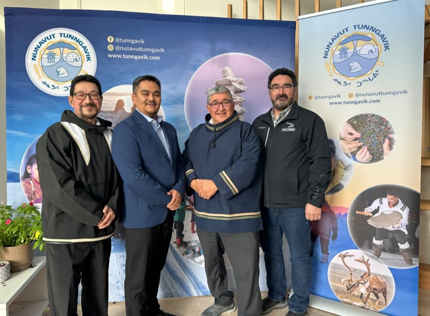 Le président de NTI Jérémie Tunraluk et le vice-président Paul Irngaut lors d’une conférence de presse à Rankin Inlet en octobre dernier. — Crédit : NTI