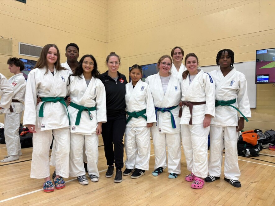 : La délégation du Nunavut a rencontré Catherine Beauchemin-Pinard, médaillée de bronze aux Jeux Olympiques d’été de 2020.  — Crédit : Judo Nunavut