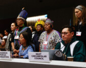 Plusieurs membres des collectivités inuites du Canada ont siégé dans le caucus autochtone aux côtés de représentants de groupes autochtones de l’Amazonie. Le président par intérim du Conseil Circumpolaire Inuit du Canada, Herb Angik Nakimayak (à droite) était présent à la Convention. — Courtoisie IISD-ENB