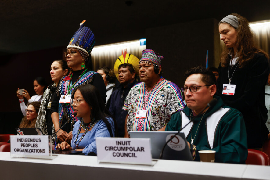 Plusieurs membres des collectivités inuites du Canada ont siégé dans le caucus autochtone aux côtés de représentants de groupes autochtones de l’Amazonie. Le président par intérim du Conseil Circumpolaire Inuit du Canada, Herb Angik Nakimayak (à droite) était présent à la Convention. — Courtoisie IISD-ENB