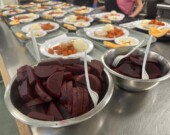 Le centre alimentaire Qajuqturvik prépare des centaines de repas chaque semaine pour les Iqalummiut dans le besoin. — Facebook centre alimentaire Qajuqturvik