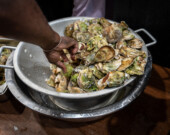 Près de 2000 huîtres ont été servies lors du traditionnel souper de l’Association des francophones du Nunavut. &mdash; Crédit : Brice Ivanovic