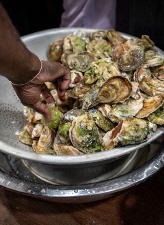 Près de 2000 huîtres ont été servies lors du traditionnel souper de l’Association des francophones du Nunavut. &mdash; Crédit : Brice Ivanovic