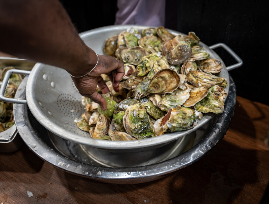 Près de 2000 huîtres ont été servies lors du traditionnel souper de l’Association des francophones du Nunavut. &mdash; Crédit : Brice Ivanovic