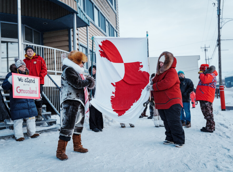 Une manifestation en soutien au peuple groenlandais a eu lieu le 17 janvier 2026 à Iqaluit. &mdash; Crédit : Brice Ivanovic
