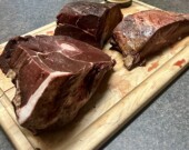 Pièces de caribou prêtes à être cuisinées en ragoût, à la Française : le « caribourguignon », dérivé du célèbre bœuf bourguignon par notre rédacteur en chef. &mdash; Crédit : Brice Ivanovic