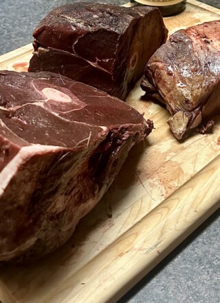 Pièces de caribou prêtes à être cuisinées en ragoût, à la Française : le « caribourguignon », dérivé du célèbre bœuf bourguignon par notre rédacteur en chef. &mdash; Crédit : Brice Ivanovic