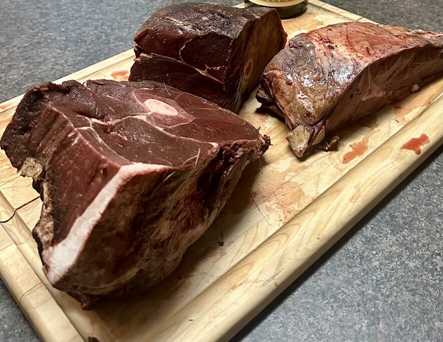 Pièces de caribou prêtes à être cuisinées en ragoût, à la Française : le « caribourguignon », dérivé du célèbre bœuf bourguignon par notre rédacteur en chef. &mdash; Crédit : Brice Ivanovic