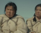 Theresia Kappianaq et Haiden Angutimarik, deux jeunes acteurs originaires d’Iglooqlik font leurs premiers pas en tant qu’acteurs et occupent les rôles principaux de Kaujaq et Sapa. &mdash; Courtoisie Kingulliit Productions