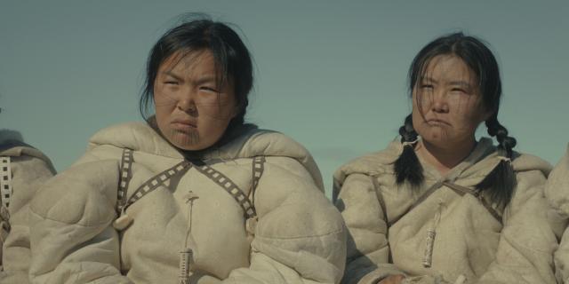 Theresia Kappianaq et Haiden Angutimarik, deux jeunes acteurs originaires d’Iglooqlik font leurs premiers pas en tant qu’acteurs et occupent les rôles principaux de Kaujaq et Sapa. &mdash; Courtoisie Kingulliit Productions