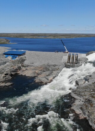 Environ 3 millions de litres de diesel par année sont épargnées depuis la mise en service de la centrale hydroélectrique d’Inukjuak.  &mdash; Crédit : Pituvik Sarvaq Energie Inc