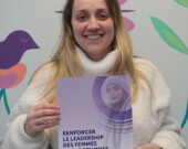 Charlie-Rose Pelletier, chargée de projets en égalité des genres chez Les Essentielles, présente l’enquête Renforcer le leadership des femmes francophones du Nord canadien. &mdash; Fournie