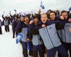 L’équipe des TNO aux Jeux d’hiver de l’Arctique en 2002.  &mdash; Courtoisie Arctic Winter Games International Committee Archives