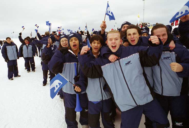 L’équipe des TNO aux Jeux d’hiver de l’Arctique en 2002.  &mdash; Courtoisie Arctic Winter Games International Committee Archives