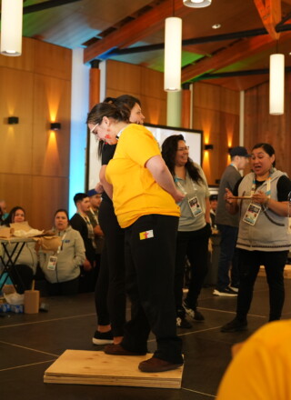 Juniors féminines, masculins et catégories Open ont disputé hier l'épreuve du « stick pull » au Kwanlin Dün Cultural Centre de Whitehorse. &mdash; Crédit : Brice Ivanovic