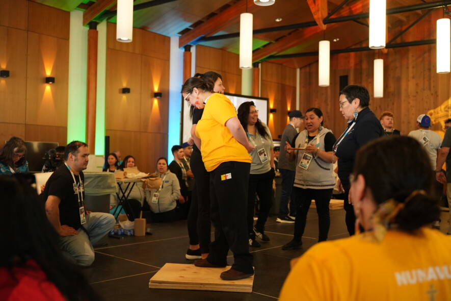 Juniors féminines, masculins et catégories Open ont disputé hier l'épreuve du « stick pull » au Kwanlin Dün Cultural Centre de Whitehorse. &mdash; Crédit : Brice Ivanovic