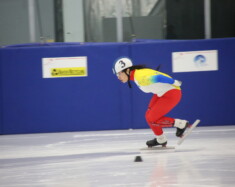 La jeune franco-nunavummiuq Méliya Allain a remporté un ulu d'argent en patinage de vitesse. &mdash; Crédit : Maryne Dumaine - Aurore boréale