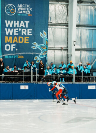 L'équipe de patinage de vitesse du Nunavut lors des demi-finales et finales du 777m, jeudi 12 mars au Canada Games Center. &mdash; Crédit : Brice Ivanovic