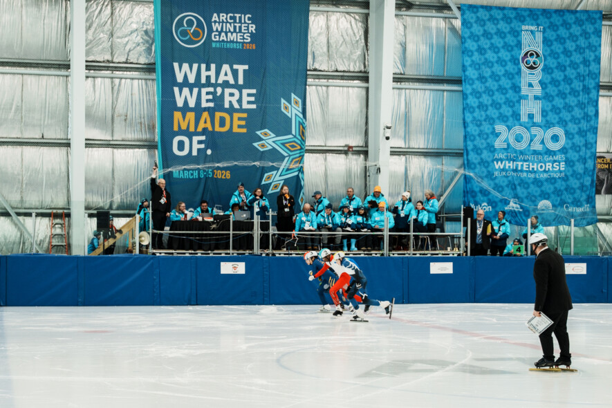 L'équipe de patinage de vitesse du Nunavut lors des demi-finales et finales du 777m, jeudi 12 mars au Canada Games Center. &mdash; Crédit : Brice Ivanovic