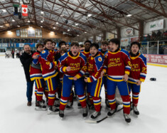La joie des hockeyeurs nunavummiut après leur victoire face au Yukon. &mdash; Crédit : Brice Ivanovic