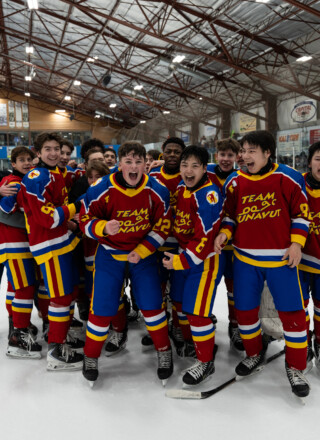 La joie des hockeyeurs nunavummiut après leur victoire face au Yukon. &mdash; Crédit : Brice Ivanovic