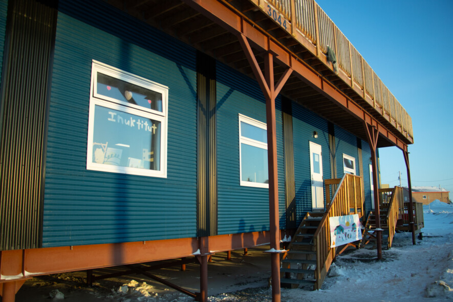 Malgré sa position de langue maternelle numéro 1 au territoire, l'inuktut décline et fait face à des défis majeurs. &mdash; Crédit : Brice Ivanovic