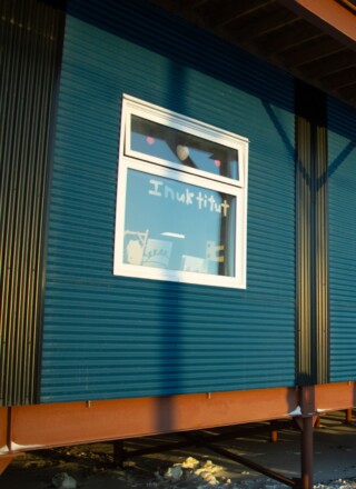 Malgré sa position de langue maternelle numéro 1 au territoire, l'inuktut décline et fait face à des défis majeurs. &mdash; Crédit : Brice Ivanovic