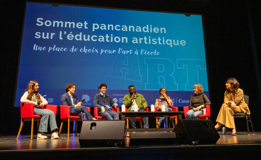 Une membre de l’audience a affirmé durant la période de questions et de commentaires que l’éducation artistique constitue « une essence pour l’existence ». Selon elle, l’art transforme le français, d’une simple matière scolaire, en une expérience vécue.  &mdash; Crédit : Dany Lepage