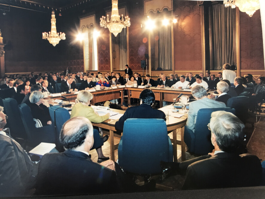 Le Conseil de l’Arctique a été créé à Ottawa le 19 septembre 1996 par la signature de la Déclaration sur la création du Conseil de l’Arctique (aussi appelée Déclaration d’Ottawa). &mdash; Courtoisie Mike Pinder-Arctic Council Secretariat