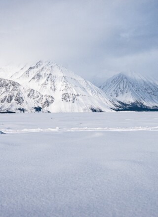 Une étude publiée en mars 2026, sur les propriétés de 14 sites dans la région de Haines Junction au Yukon, révèle que les sites où se trouve du pergélisol réagissent différemment lors d’un tremblement de terre. &mdash; Crédit : Brice Ivanovic