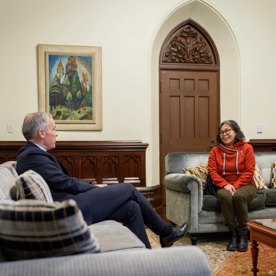 Désormais membre de la majorité au Parti Libéral, Lori Idlout justifie son départ du NPD « afin de faire avancer plus efficacement les intérêts» du territoire. &mdash; Courtoisie