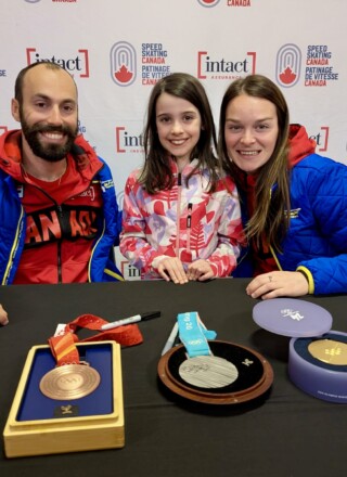 Double champion olympique et dobule médaillée de bronze et d'argent, Steven Dubois et Kim Boutin ont fait un passage remarqué et attendu à Iqaluit.  &mdash; Courtoisie