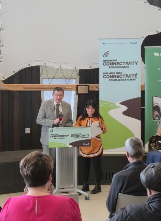 Le secrétaire d’État au Développement rural, Buckley Belanger, a fait l’annonce d’un investissement de 86 millions de dollars pour brancher les foyers du Nunavut à Internet haute vitesse. &mdash; Courtoisie 