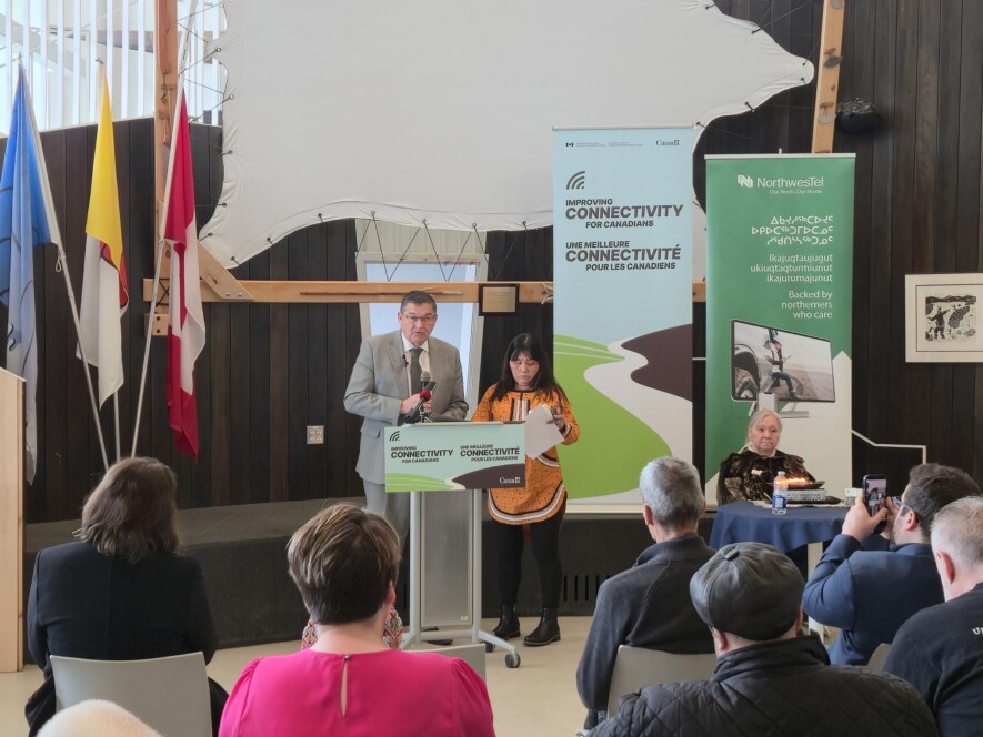 Le secrétaire d’État au Développement rural, Buckley Belanger, a fait l’annonce d’un investissement de 86 millions de dollars pour brancher les foyers du Nunavut à Internet haute vitesse. &mdash; Courtoisie 