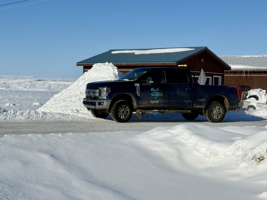 Un véhicule des services techniques de la Ville, lors d’une surveillance d’une canalisation fragilisée sur le bord de plage. &mdash; Crédit : Brice Ivanovic