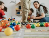 La construction de l’identité francophone chez les tout-petits passe par des moments de partage avec d’autres membres de la communauté.  &mdash; Crédit : Pexels