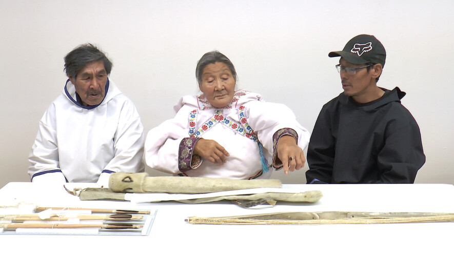 Atelier à l’université Laval avec Natalino Piugattuk, Deborah Qaunaq et Roland Taqtu, de la communauté d’Igloolik &mdash; Crédit : E. Luce – Projet Mondes Inuit