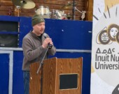 Les différentes tuques à l'effigie d'Israël portées en public par Joe Savikattaq Jr divisent au Nunavut. &mdash; Source : Facebook - Premier John Main