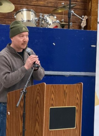 Les différentes tuques à l'effigie d'Israël portées en public par Joe Savikattaq Jr divisent au Nunavut. &mdash; Source : Facebook - Premier John Main