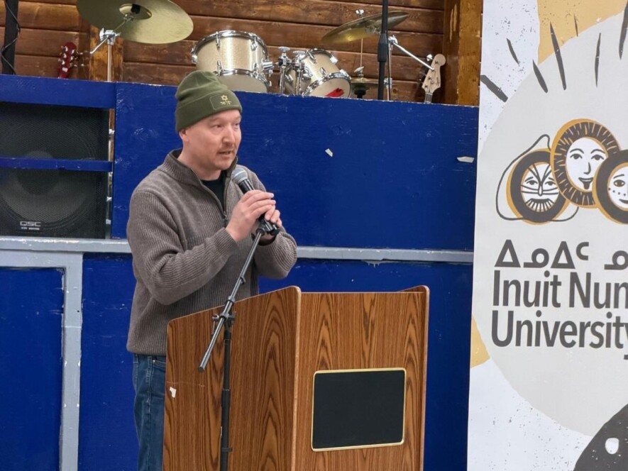 Les différentes tuques à l'effigie d'Israël portées en public par Joe Savikattaq Jr divisent au Nunavut. &mdash; Source : Facebook - Premier John Main