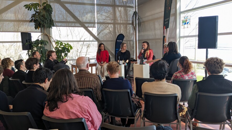 Une discussion sur le rapprochement des communautés linguistiques par le journalisme a présenté les perspectives du Yukon et du Canada français à travers l’expérience Maryne Dumaine de l’Aurore boréale (au micro), de la Belgique, des anglophones du Québec.  &mdash; Crédit : Julien Cayouette