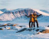 : Les voyageurs explorent les paysages de Qikiqtarjuaq au cours de cette deuxième saison tournée au Nunavut.  &mdash; Crédit : MJ Lalande