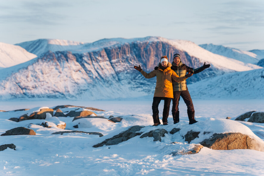 : Les voyageurs explorent les paysages de Qikiqtarjuaq au cours de cette deuxième saison tournée au Nunavut.  &mdash; Crédit : MJ Lalande