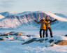 : Les voyageurs explorent les paysages de Qikiqtarjuaq au cours de cette deuxième saison tournée au Nunavut.  &mdash; Crédit : MJ Lalande