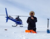 Le Dr. John Yackel enregistre des mesures de neige lors d’un survol en hélicoptère.  &mdash; Crédit : Dr. Clément Soriot