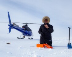 Le Dr. John Yackel enregistre des mesures de neige lors d’un survol en hélicoptère.  &mdash; Crédit : Dr. Clément Soriot